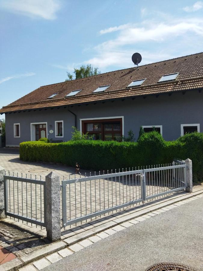 Winzer Aussergewoehnliche Atelierferienwohnung Mit Balkon An Der Donau מראה חיצוני תמונה